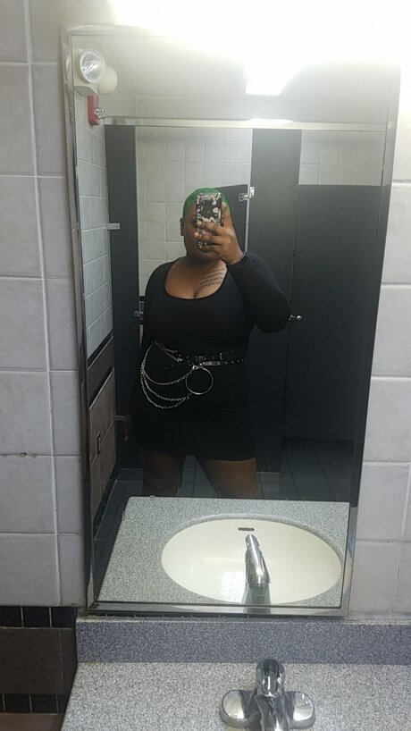 Uhhkierra hübsche nacktheit bilder