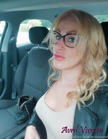 avrilvixxxen schauspielerin nackt galerie