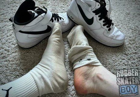 rubberskaterboy nacktheit kunst galerien