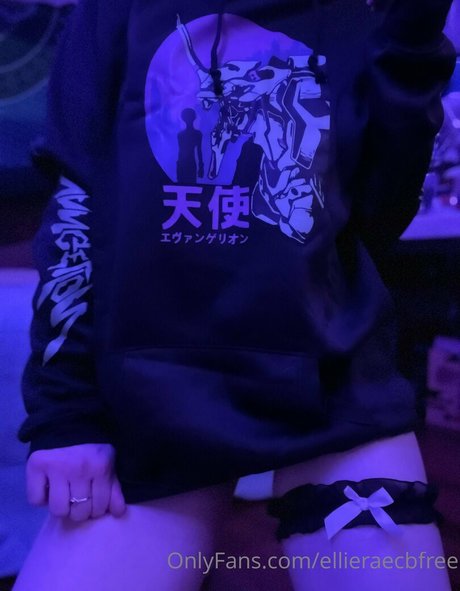 ellieraecbfree hübsche akt bild