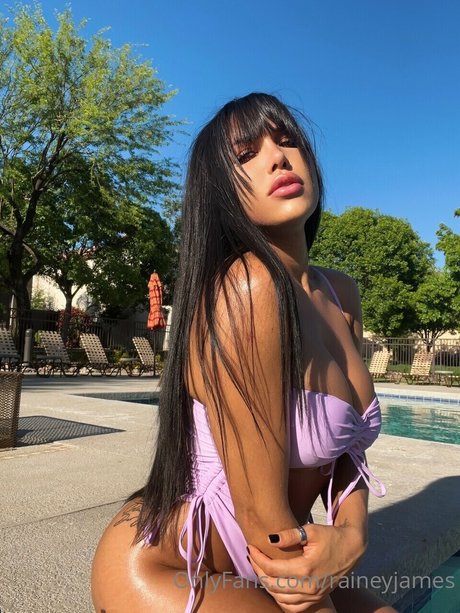 Rainey James top nette galerien