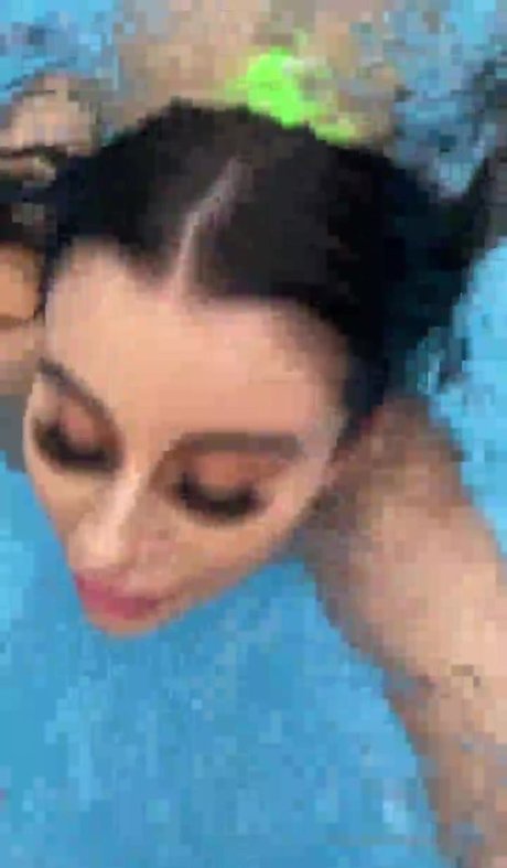 Mikaela Testa top pornografische foto