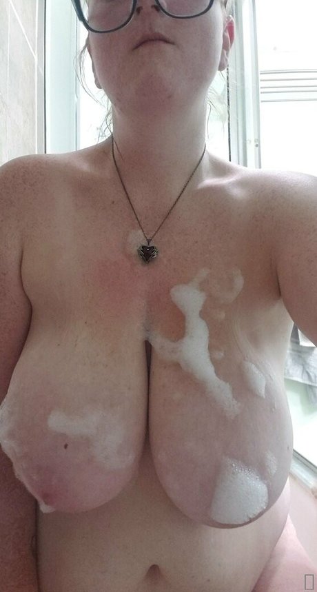 big titty gamer wifey top akt bild