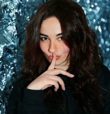 vollbusige brünette onlyfans exklusive freie bild