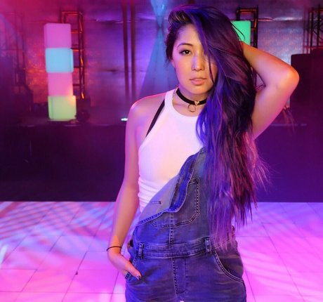 Mari Takahashi model heiße foto