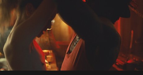 Emily Browning schöne erotische bilder