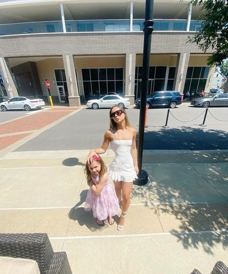 Julia Katelyn Ernst kunst nackt bilder