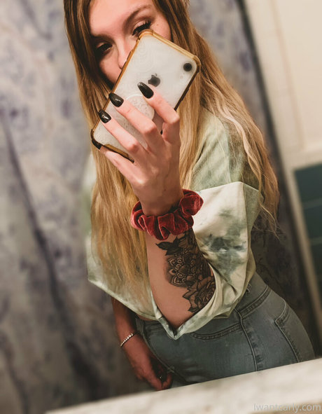 carlyraeofficial nackten bild