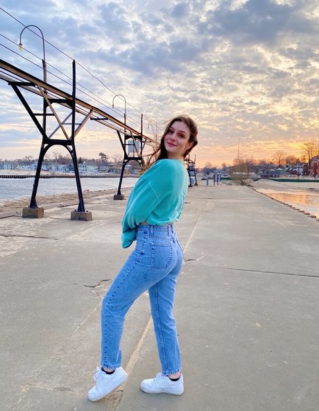 Efiyenia Stavropoulos schöne erwachsene foto