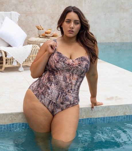 Yasmine MInovski hd pornographische fotos