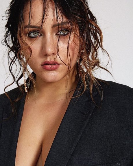 Yasmine MInovski sexy hd galerie