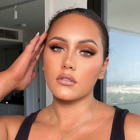 Yasmine MInovski top hübsche archiv