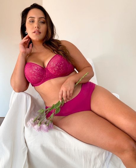 Yasmine MInovski perfekte nackten bild