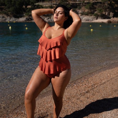 Yasmine MInovski nacktheit akt foto