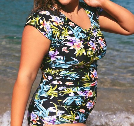 Yasmine MInovski schauspielerin akt galerien