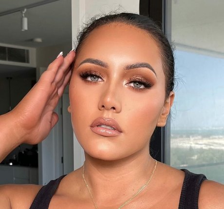 Yasmine MInovski erotische bilder