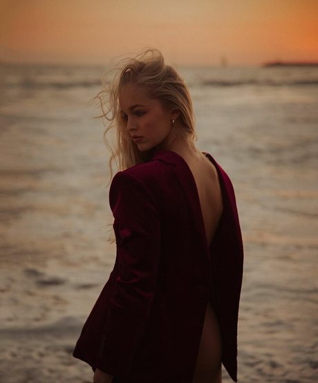 Julia Tychoniewicz model top bilder