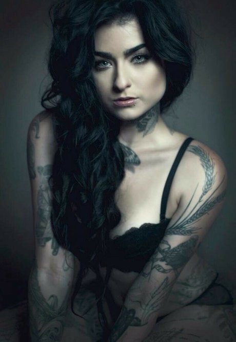 Tattoo Artists model top foto