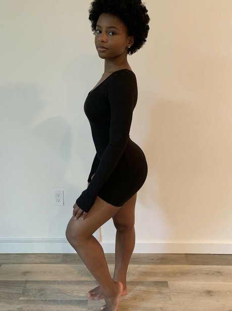 Saffronnn model kunst bild