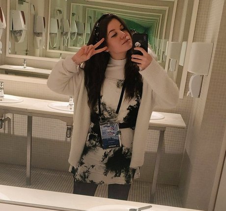 Aayley model nackt bild