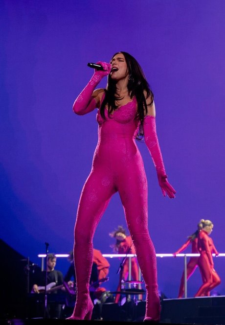 vollbusige brünette onlyfans freie sexy bild