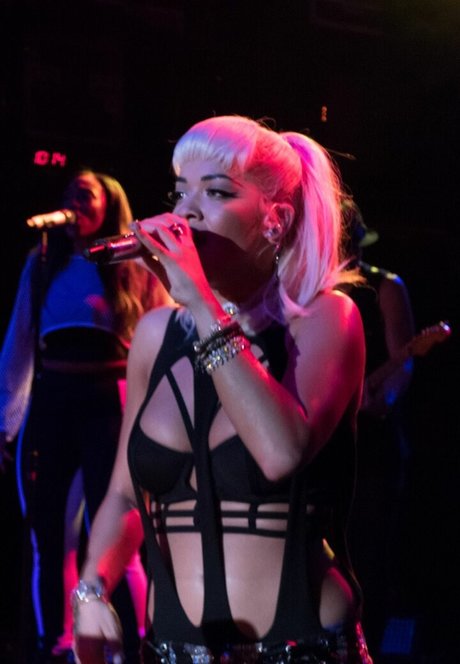 Rita Ora pornostar nackten foto