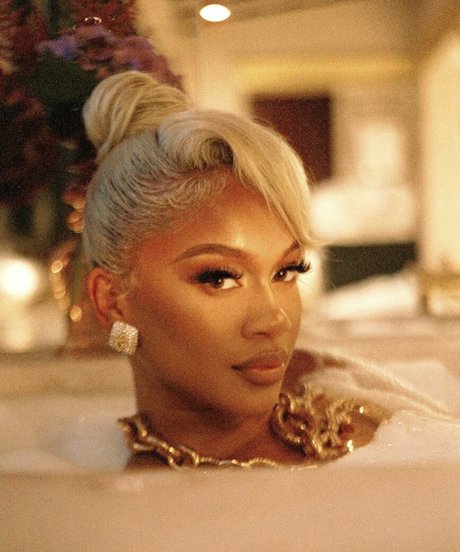 Saweetie exklusive perfekte bilder