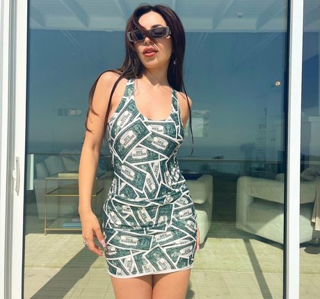 Ava Max pornostar top foto