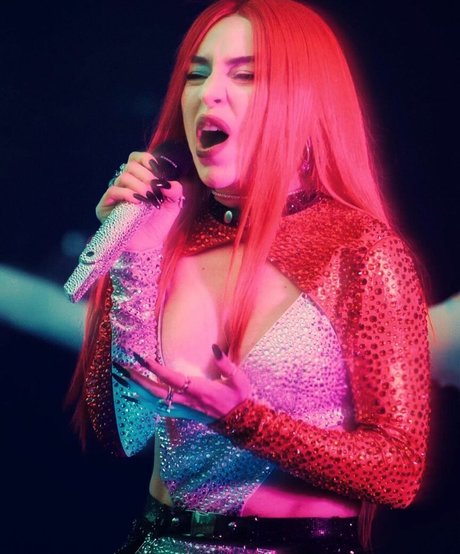 Ava Max erotische sexy galerie