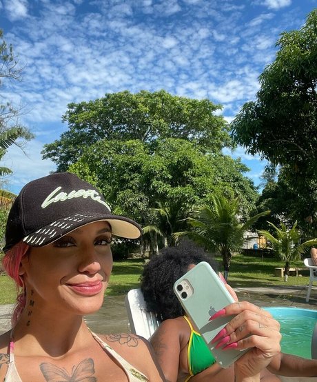 AZZY nackt exklusive foto