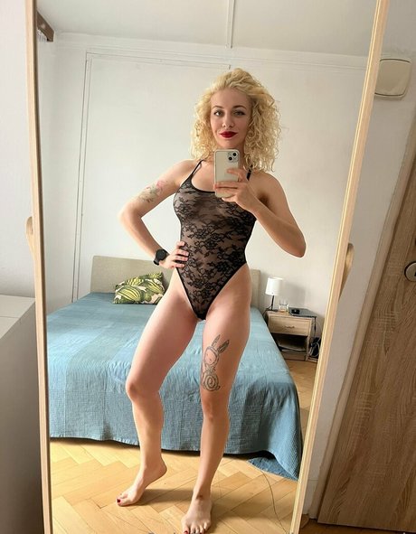 blonde lesbische onlyfans hübsche bild