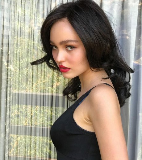 Lily Rose Depp model kunst galerie