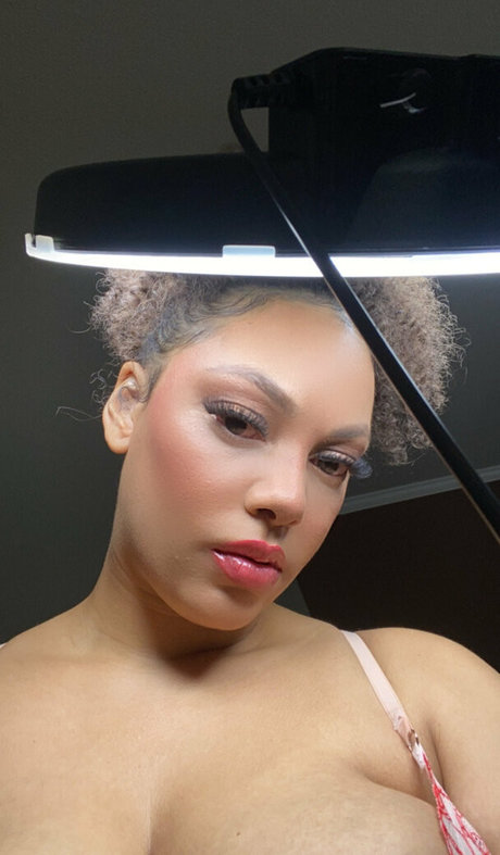 famousaria nackt schöne bild