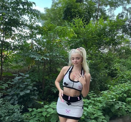 dünne blonde onlyfans nackt sex bild