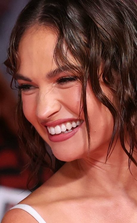 Lily James exklusive schöne archiv