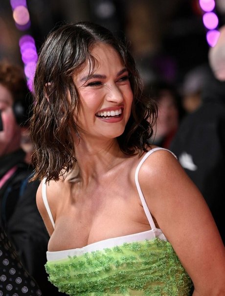 Lily James xxx exklusive archiv