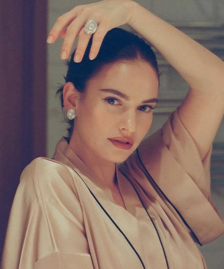 Lily James heiße pornostar archiv
