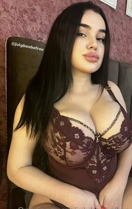 julyboobsfree erotische schöne bild