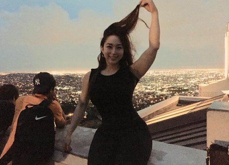 trans-milf-onlyfans erwachsene akt bild