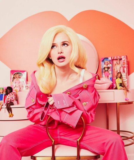 Madelaine Petsch nackt erwachsene fotos