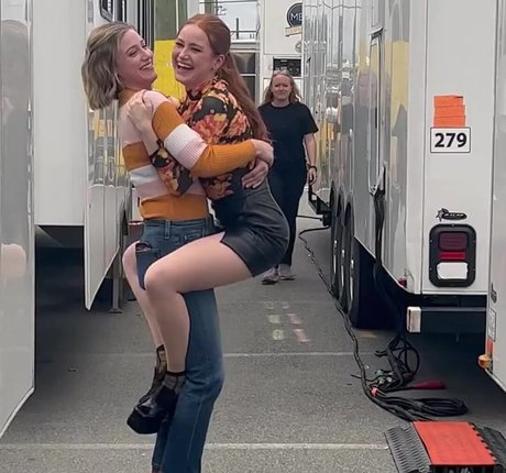 Madelaine Petsch kostenlose kunst galerie