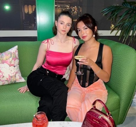 Thomasin Mckenzie pornostar akt bild