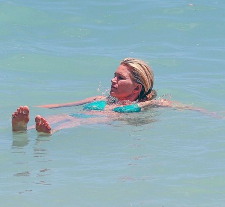 Natasha Henstridge nacktheit akt galerie