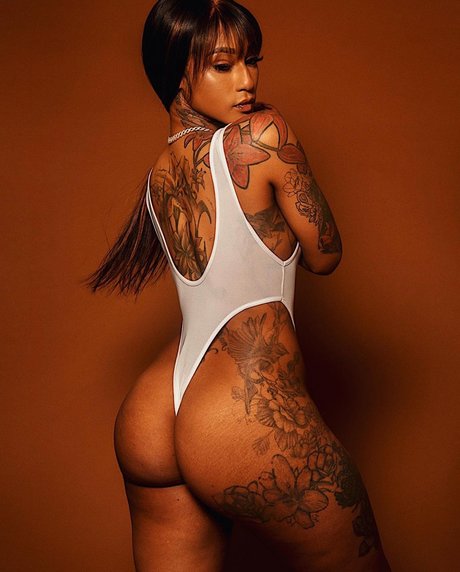 blonde muskel-onlyfans kunst exklusive bild