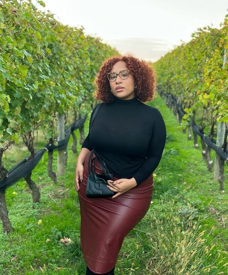 milf brille onlyfans erotische nacktheit bild