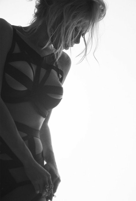 Polina Logunova perfekte akt galerie