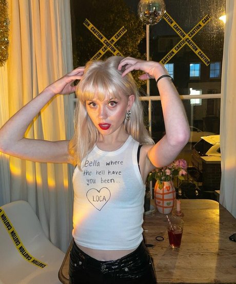 Maisie Peters xxx top archiv