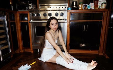 Esther Povitsky nackt schöne archiv