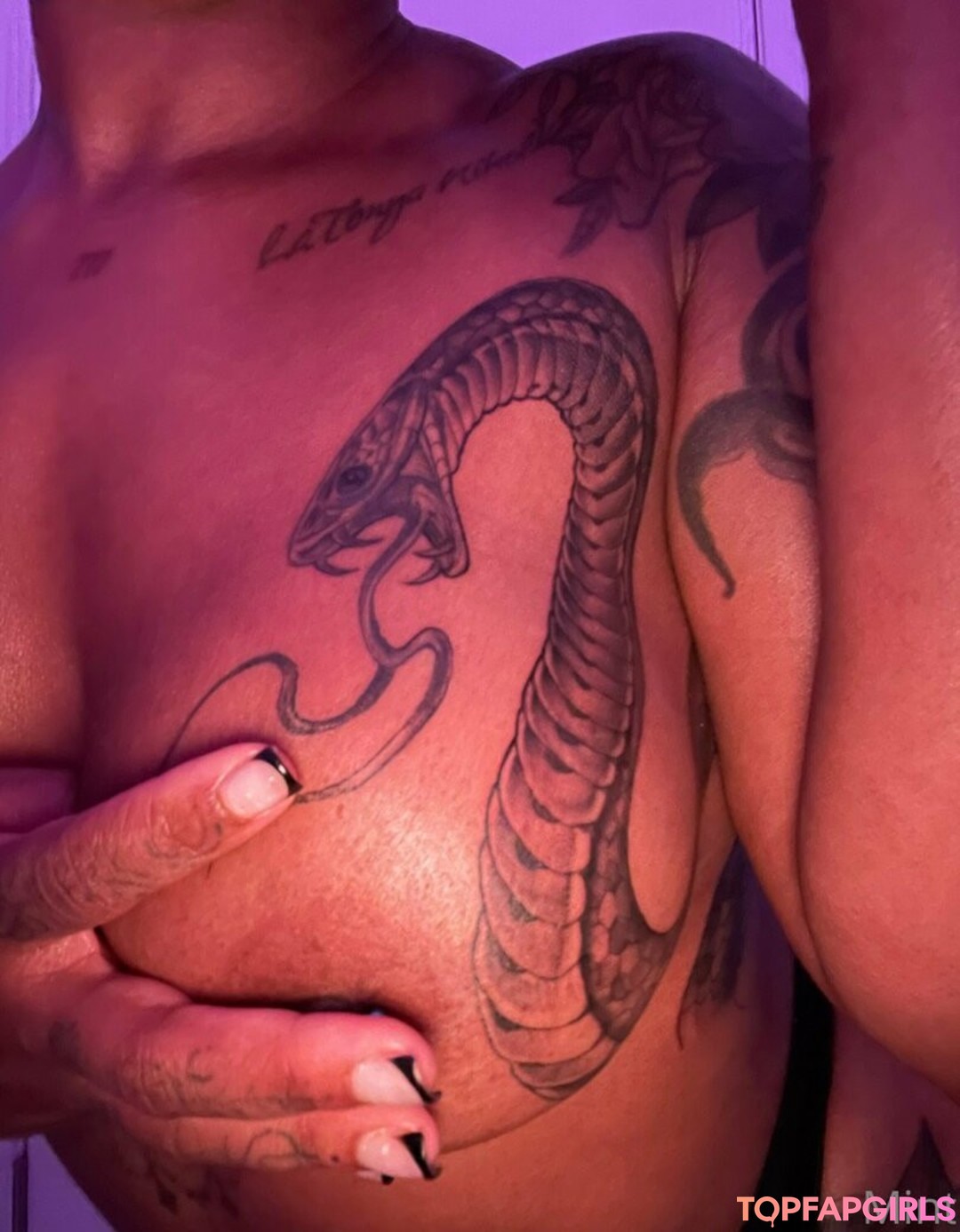 therealbombshell mint hd nackten bild