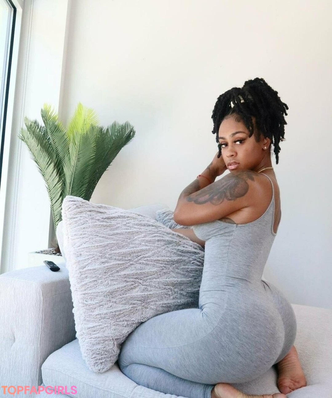 therealbombshell mint nackten fotos